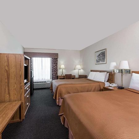 Howard Johnson By Wyndham Iowa La Екстер'єр фото