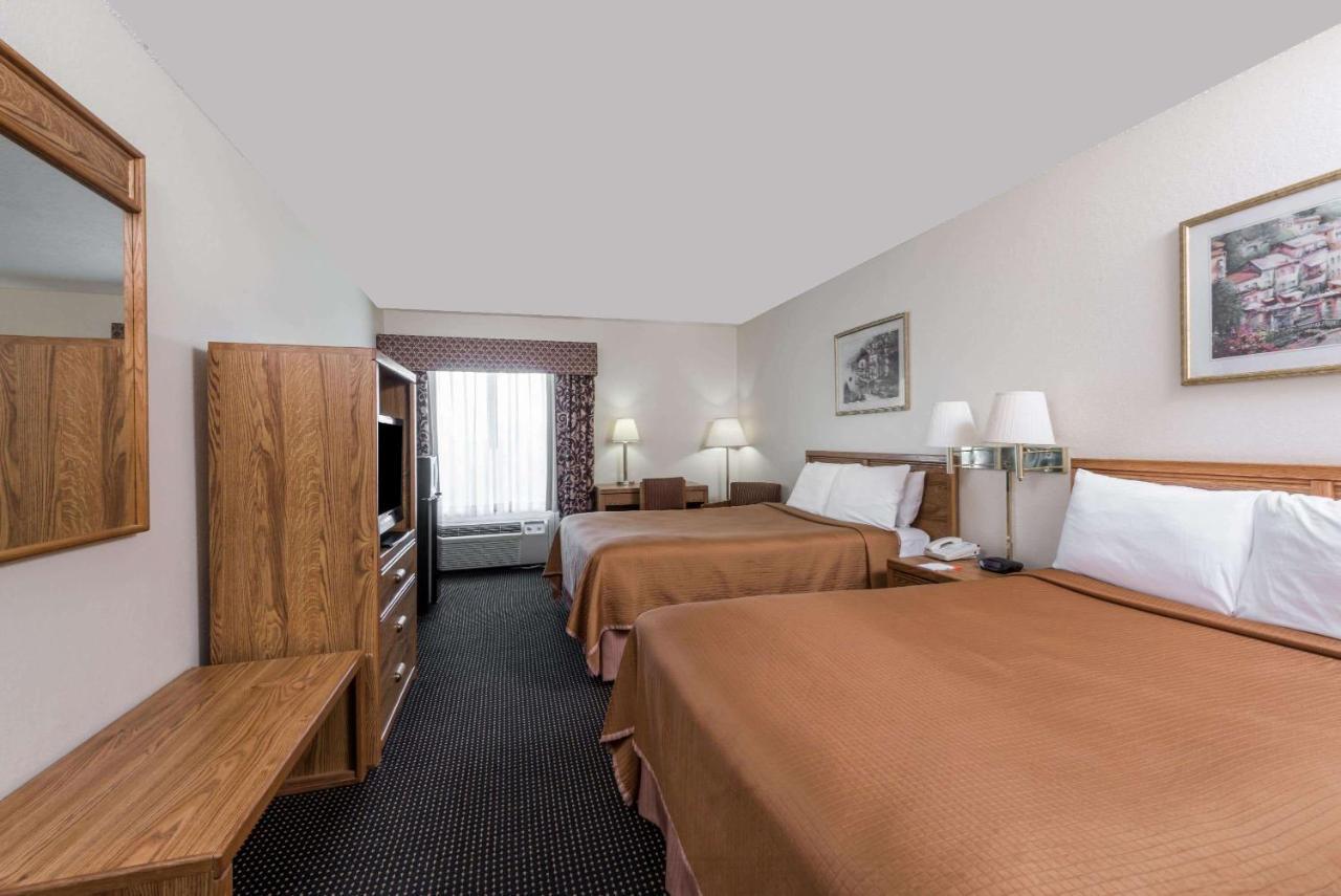 Howard Johnson By Wyndham Iowa La Екстер'єр фото