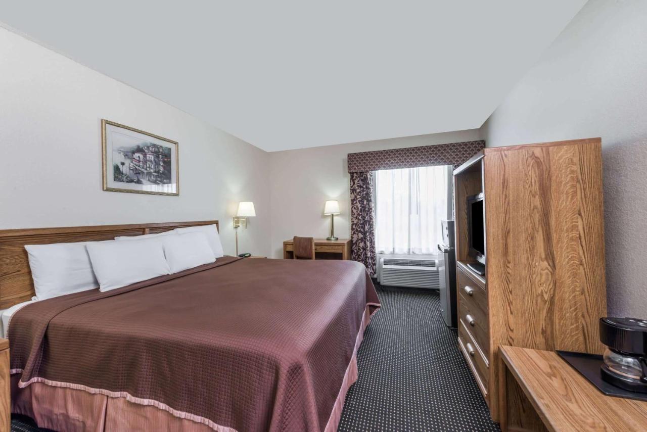 Howard Johnson By Wyndham Iowa La Екстер'єр фото